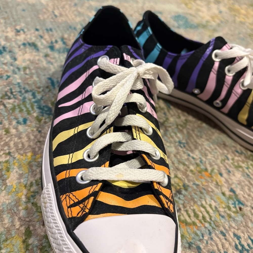 Converse * EUC Colorful Zebra Rainbow PRIDE Striped Woman’s Sneaker Shoes Size 9 - Picture 3 of 10